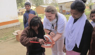 Student mondzorgkunde naar Lombok voor poetslessen