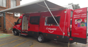 In de Colgate-bus leren kinderen over mondhygiene en het verzorgen van hun tanden