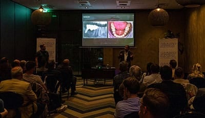 Het implantaat de diamant in de restauratieve tandheelkundige workflow