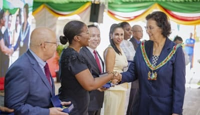 Nederlands-Surinaamse mondhygiënist Dyonne Leerdam onderscheiden tot Ridder in de Ereorde van de Palm Paramaribo