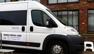 Mobiele tandartsbus in Den Haag behandelt honderden patiënten en zoekt vervolg